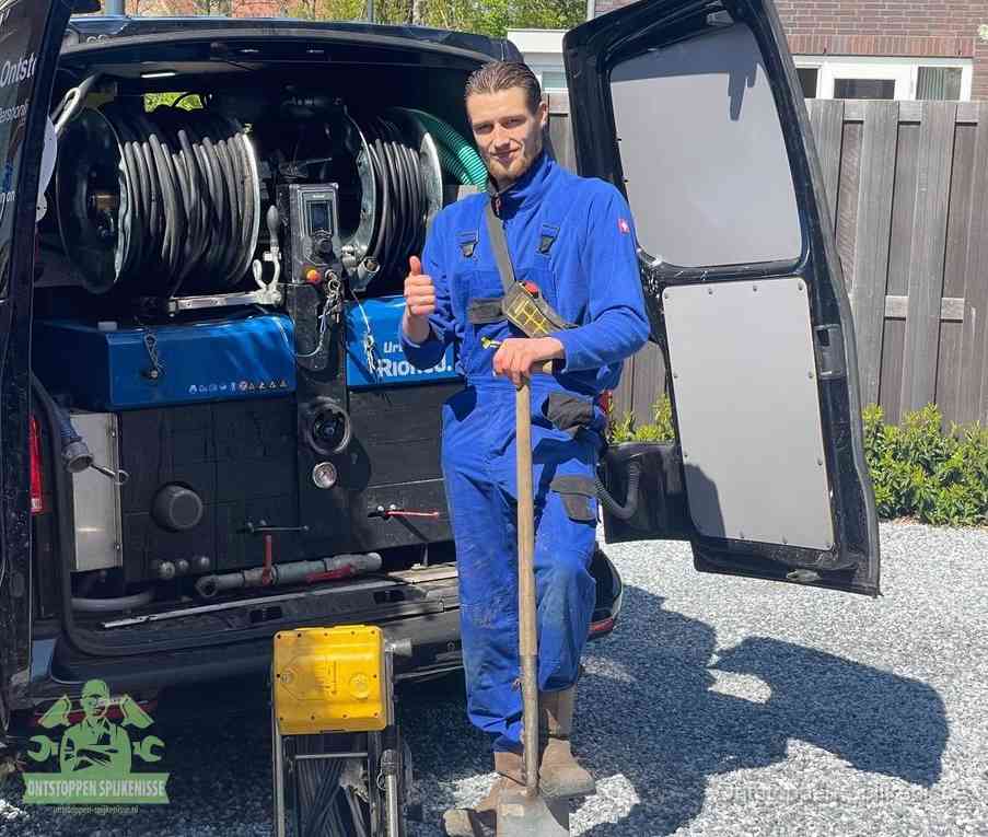 Een tevreden monteur met opgestoken duim na een geslaagde klus, slim ingrijpen bespaart kosten bij een verstopte wc in Spijkenisse