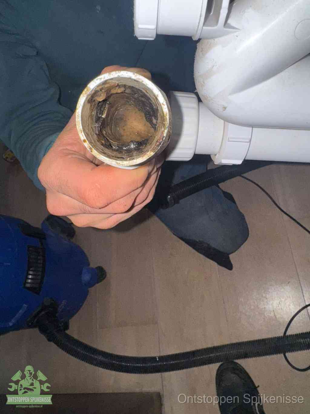 Een losgekoppeld afvoerbuisstuk dat van binnen volledig is dichtgeslibd, het gevolg van een verstopping te lang laten zitten in Spijkenisse
