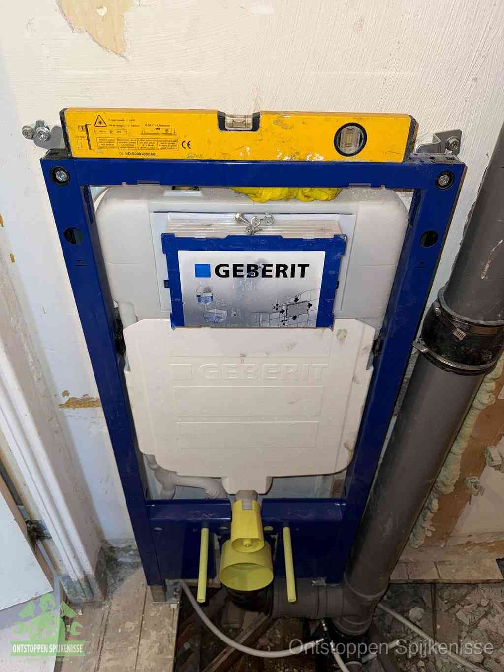 Een Geberit inbouwreservoir met frame voor een hangtoilet tegen de wand, met de afvoerbocht naar de vloer, kenmerkend voor een verstopt hangtoilet in Spijkenisse