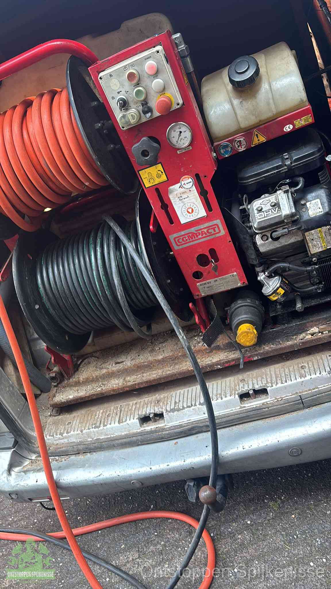 Een rood hogedruk-rioolreinigingstoestel met slangen in de laadbak van de bedrijfsbus, apparatuur voor een hardnekkige wc-verstopping in Spijkenisse