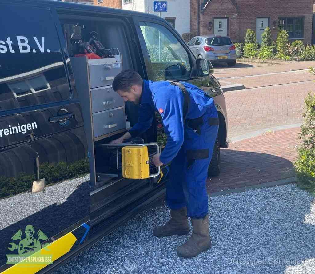 Een monteur pakt apparatuur uit de bedrijfsbus voor service aan huis, het moment om een professional in te schakelen voor een verstopte wc in Spijkenisse