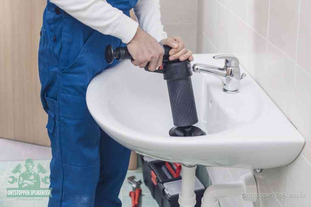 Een te ruwe doe-het-zelf poging met een hand-pomp op de afvoer van een badkamer-wastafel, een van de veelgemaakte fouten bij afvoer ontstoppen in Spijkenisse