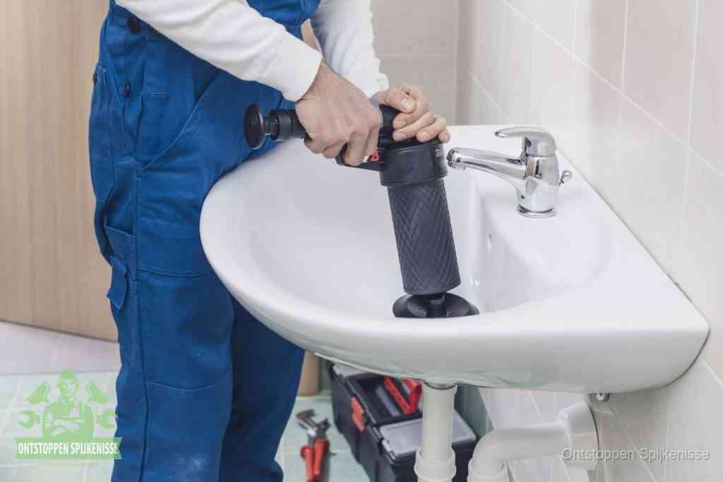 Een te ruwe doe-het-zelf poging met een handmatige perslucht-ontstopper op een sanitair-afvoer, een van de veelgemaakte fouten bij wc ontstoppen in Spijkenisse