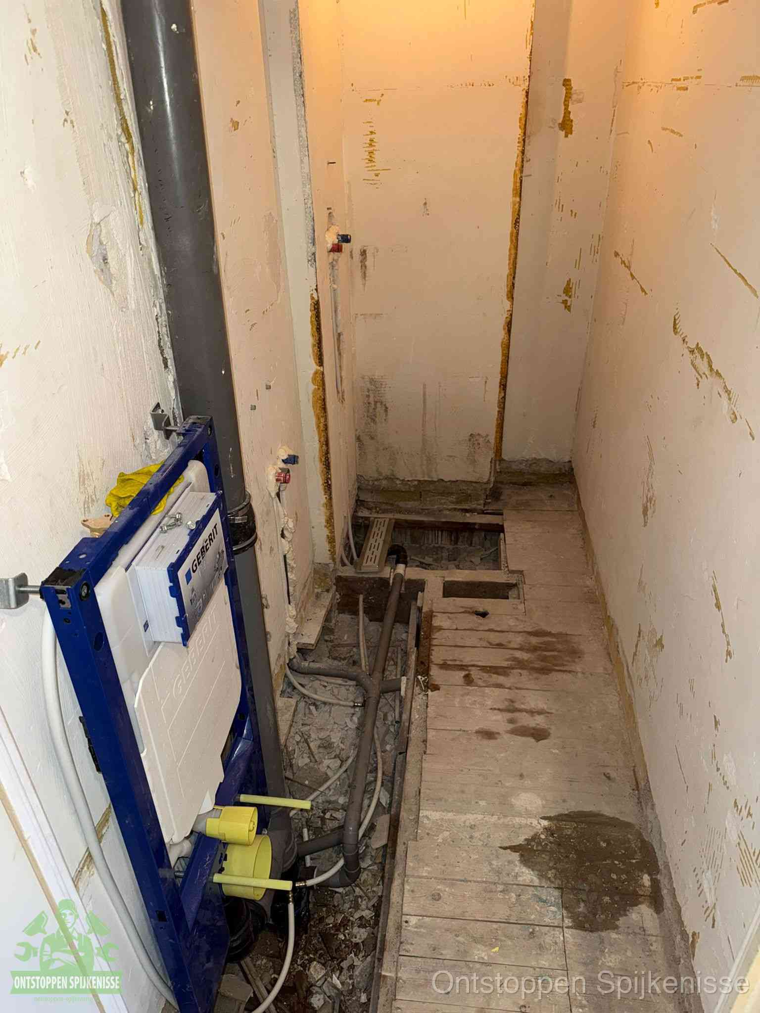 Een opgebroken toiletruimte tijdens renovatie met een Geberit inbouwreservoir en blootliggende oude afvoerleidingen, typisch voor oudere woningen in Spijkenisse